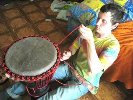 înlocuirea pielii de pe Djembe (Jambi, Jambi, tambur), în cazul în care izbucni djembe