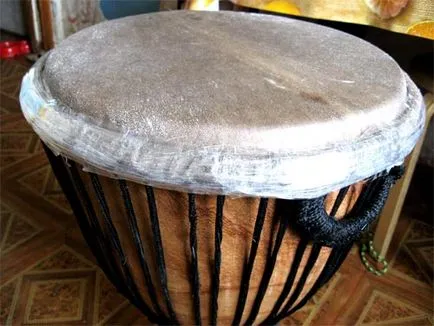 înlocuirea pielii de pe Djembe (Jambi, Jambi, tambur), în cazul în care izbucni djembe
