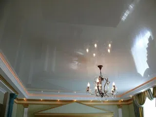 Белият таван лъскава участък са основните предимства и методите на монтаж