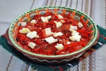 brânză feta cu roșii și ardei copți în cuptor
