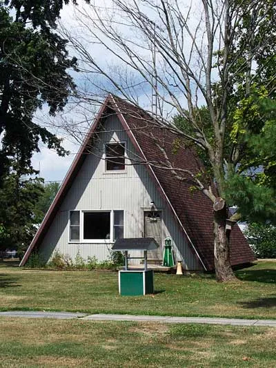 Dacsa falak nélküli ház-sátor, háromszög ház