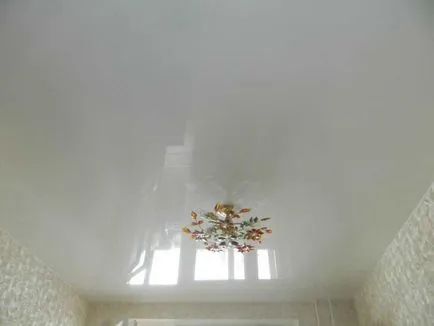 Лъскавите тавани Фото напрежение, как да се грижат за бели, плюсове и минуси, инсталиране и монтаж, отколкото