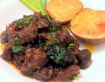 Carne presata de vita cu prune uscate, gatiti cu placere!