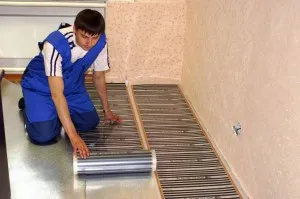 Cum se montează corect o podea caldă sub podea din lemn laminat