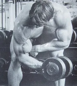Cum de a construi biceps pentru 1 săptămână baieti si fete isi exercita folosind greutăți cu fotografii
