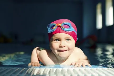 Как да се научи детето да плува в басейна