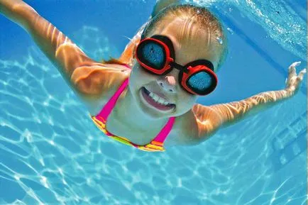 Hogyan kell tanítani a gyermeket, hogy úszni a medencében