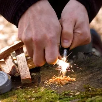 Cum se aprinde focul fără chibrituri în pădure