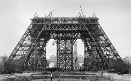 Se pare ca Turnul Eiffel, în diferite stadii de construcție