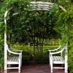 Арх градина с една пейка за любителите
