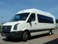 Dau în chirie un microbuz Mercedes Sprinter cu șofer