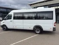 Dau în chirie un microbuz Mercedes Sprinter cu șofer