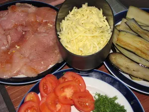Пилешки гърди запечени с патладжан и домати рецепта със снимки