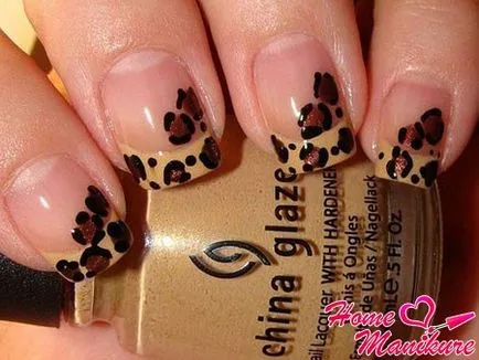 Leopard палто върху ноктите си представя маникюр с котка печат