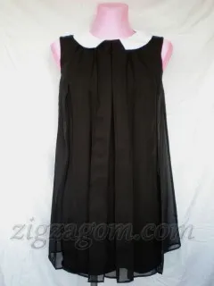 Little black dress cu mâinile