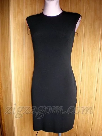 Little black dress cu mâinile