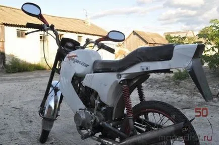 Moped Kárpátok tuning kezével fotó