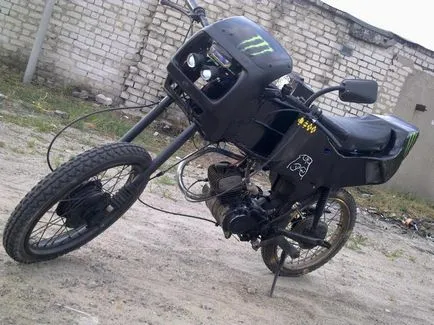 Moped Kárpátok tuning kezével fotó