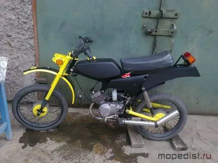 Moped Kárpátok tuning kezével fotó