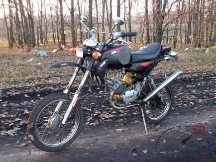 Moped Kárpátok tuning kezével fotó