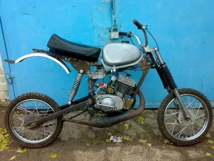 Moped Kárpátok tuning kezével fotó