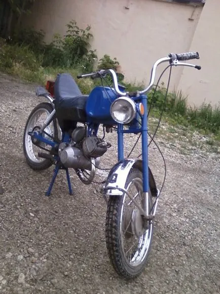 Moped Kárpátok tuning kezével fotó