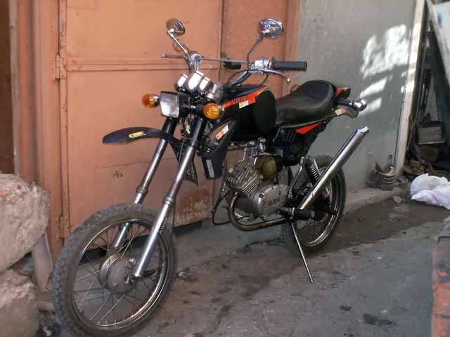 Moped Kárpátok tuning kezével fotó