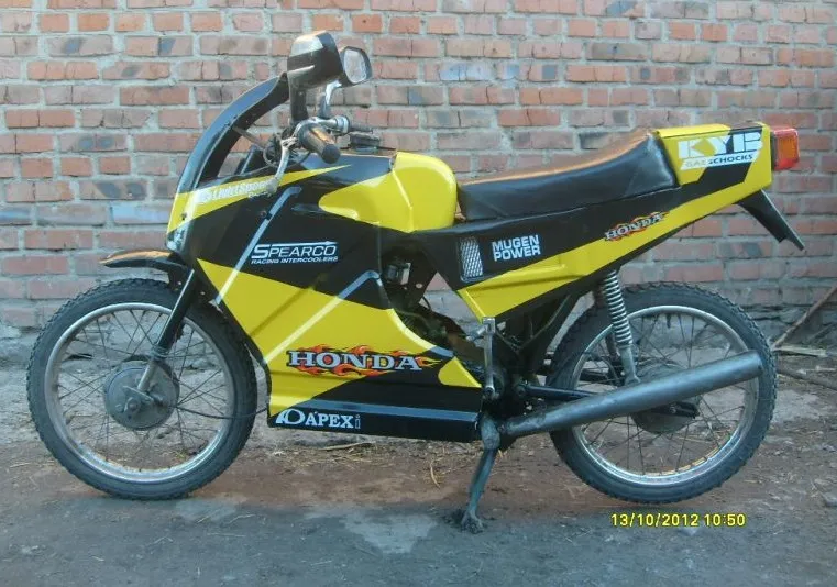 Moped Kárpátok tuning kezével fotó