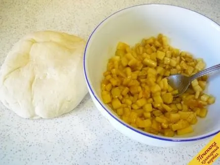 Töltőanyagok a pite almával (lépésről lépésre recept fotókkal)