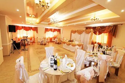 O sală de banchet pentru o nunta la hotel în suburbii