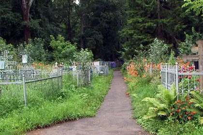 Nijni Novgorod zdrobit un al treilea grad de pietre funerare în scena cimitir România