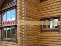 Ablak egy fából készült ház