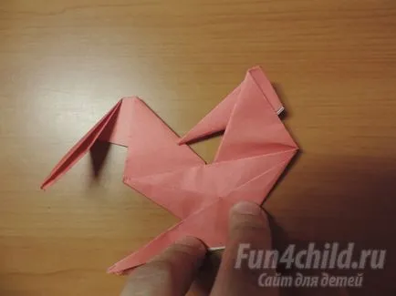 Оригами петел - символ на 2017 петлето с ръцете си