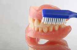 Caracteristici de îngrijire a protezelor dentare, cum se curata proteza de nailon amovibile
