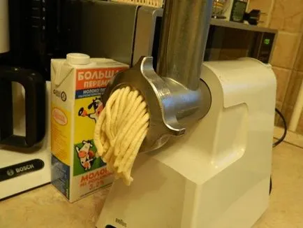 Сладки от маслена тесто през преса за изцеждане на пране - стъпка по стъпка рецепта със снимки на