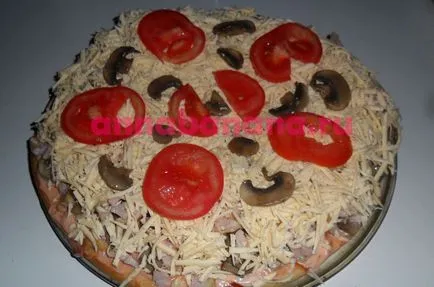 Pizza din turta terminat în cuptorul cu microunde