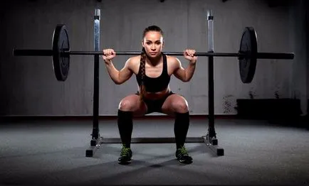 Squat a súlyzó a vállát, és a helyes technika gyakorlása