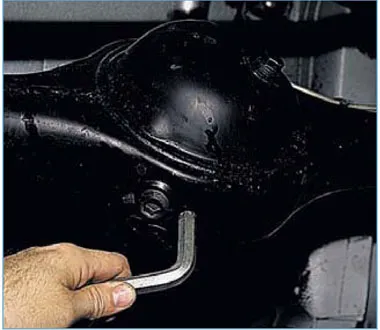 Az olajszint ellenőrzése a hajtómű hátsó tengely Chevrolet Niva