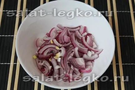 Saláta füstölt lazac rózsaszín és uborka recept egy fotó
