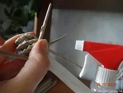 Коледа венец, изработен от хартиени тръби