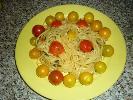 Spagetti koktélparadicsommal recept egy fotó