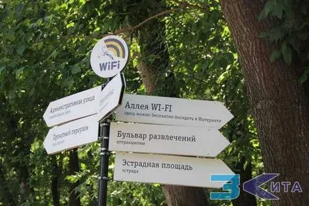Lemezek és mutatókat copulating címkék és jelek a pole Jekatyerinburgban
