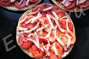 Ham, tomate pizza pe finit Korzh