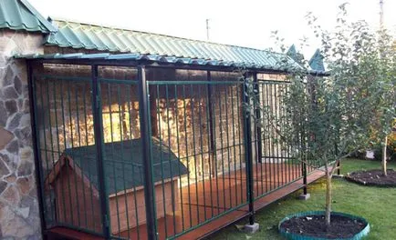 Aviary pentru câini de la cabana lor de vară