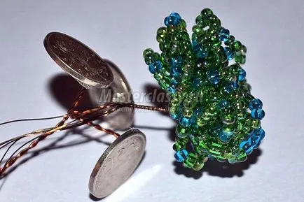 Zöld bonsai bead pénzt fa kezével