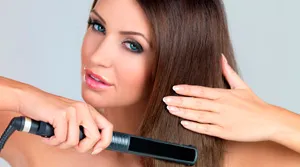 asistent Femeie în crearea unui ideal instrumente de hair styling si produse cosmetice