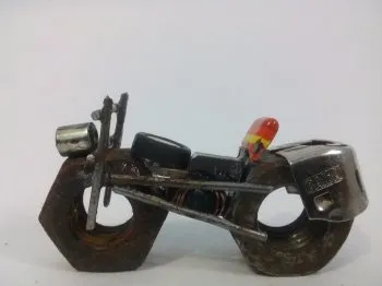 motocicleta Figurina din resturi de materiale cu propriile lor mâini