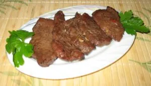 Carne de vită marinat în otet balsamic - gata să ierte