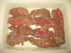 Carne de vită marinat în otet balsamic - gata să ierte