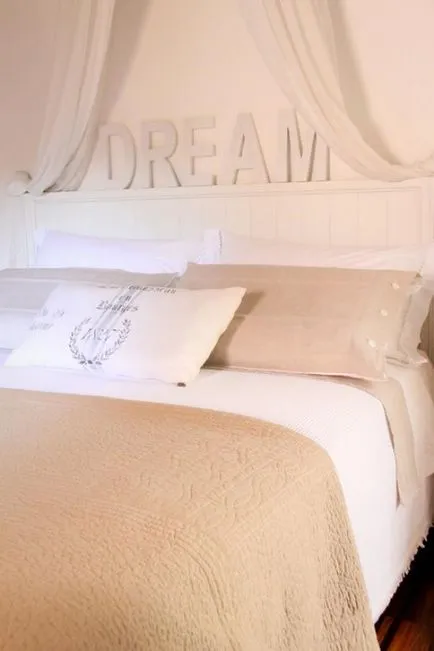 Интериор на спалня в романтичен стил